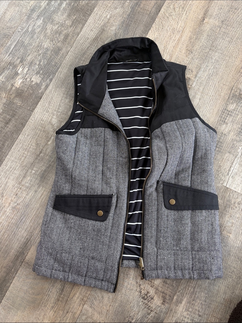 Men's Quilted Herringbone Vest with Contrast Trim - Gray/Black